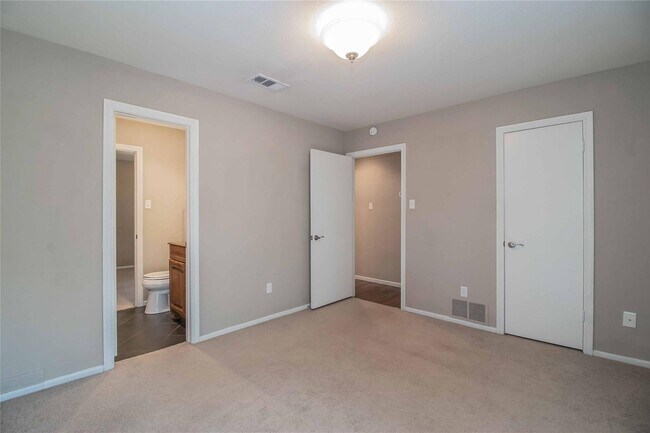 Building Photo - Amazing 2 Bed, 1.5 Bath- Half of Duplex Av...
