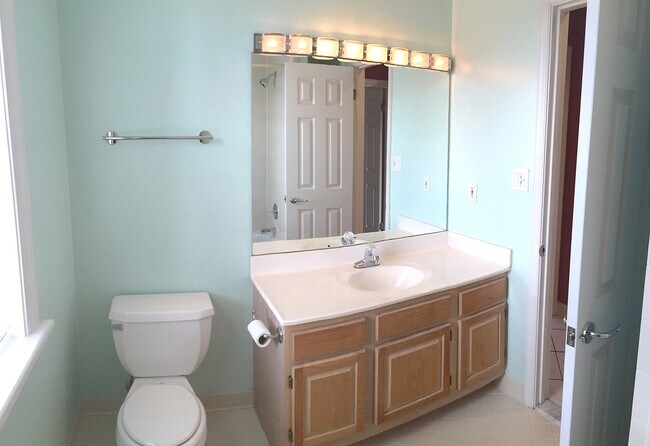 Main Bath - 1724 17th St NW