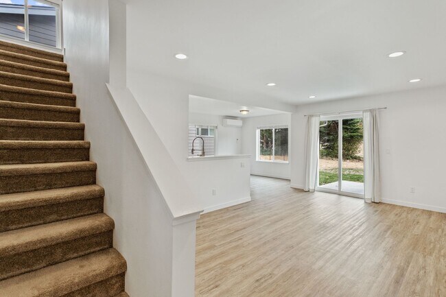 Building Photo - 3 Bed 2.5 Bath - Townhome - Hillcrest - NAS Whidbey