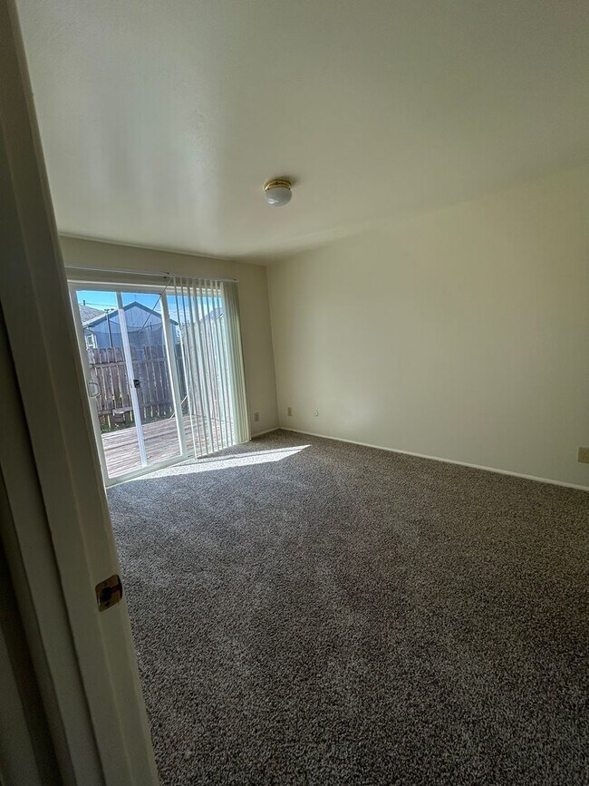 Building Photo - (964) 2 Bedroom / 1 Bathroom