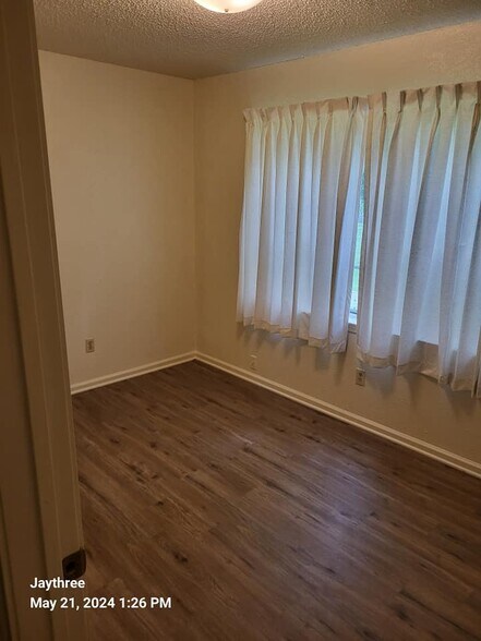 small bedroom - 1502 E Beverly Dr