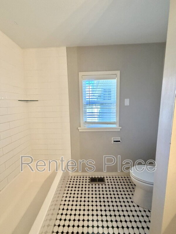 Building Photo - 1528 S St Louis Ave