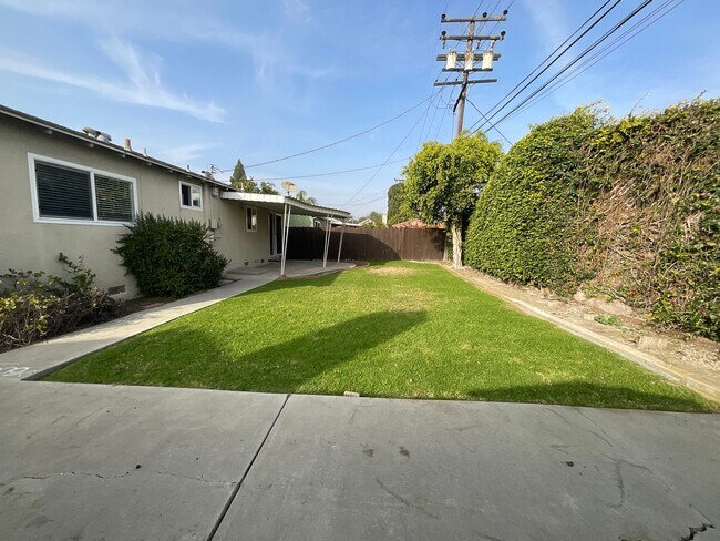 Building Photo - 3 Bedroom 2 Bathroom Single Story Home