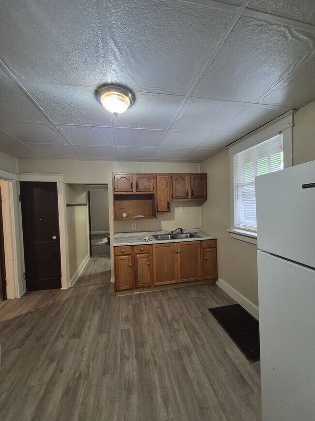 Building Photo - 2140 Rosebud Ave