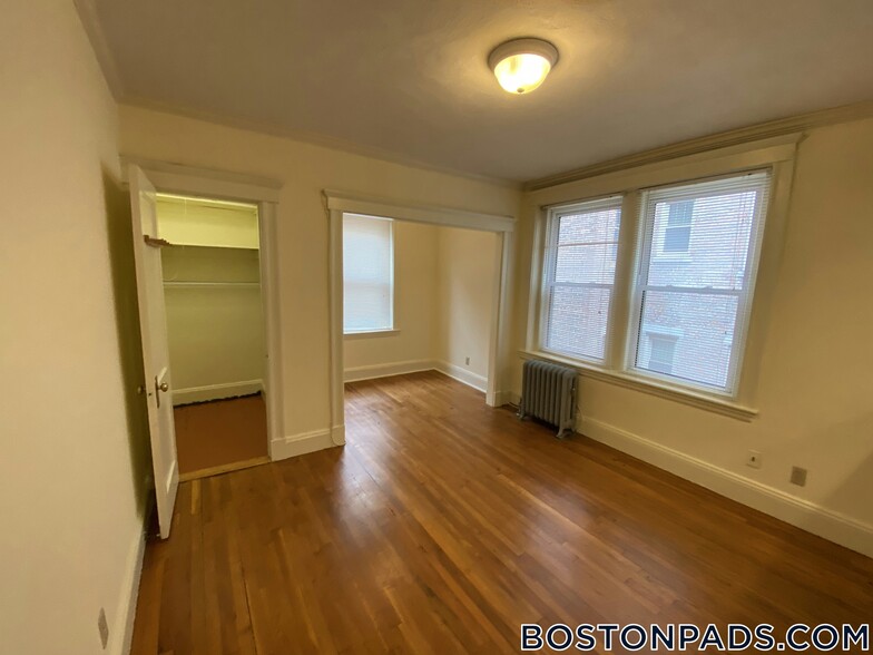 Building Photo - 35 Park Dr