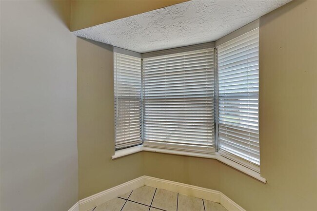 Building Photo - 2043 Shadow Rock Dr
