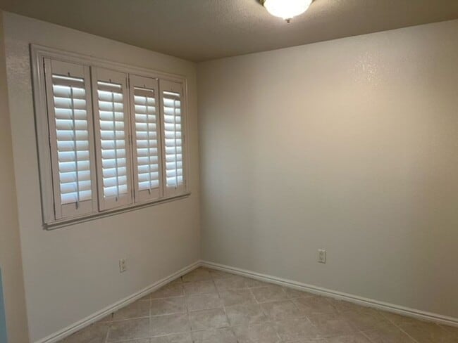 Building Photo - Vineyard home with luxury vinyl plank. Close to schools, shopping and transportation.