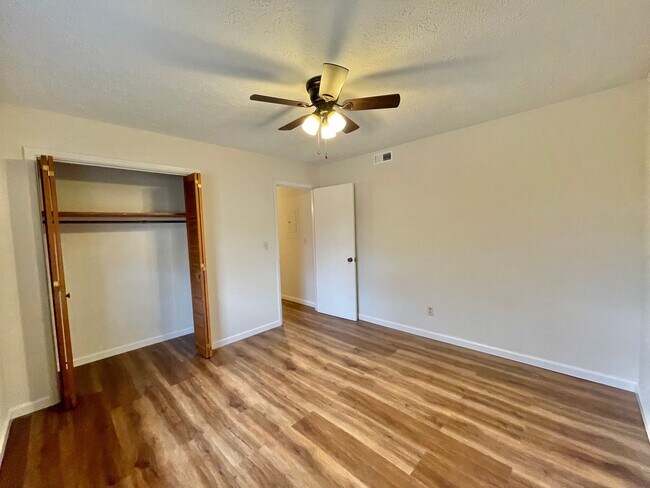 Building Photo - Freshly Renovated 1 bedroom convenient to ...