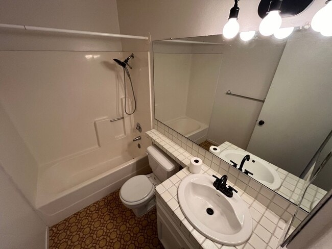Building Photo - 408 N Center Ct