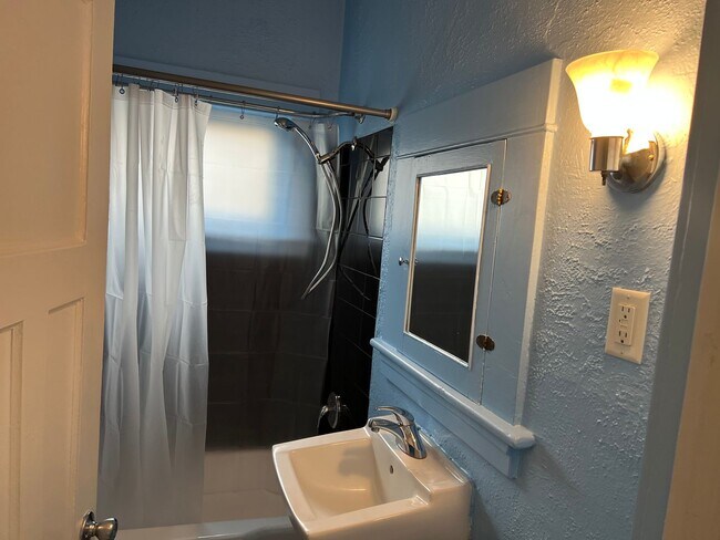 Building Photo - Beautifully updated 3 bedroom 1 bath duple...