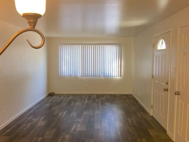Building Photo - Charming Sparks Duplex - Yard/Garage/Centr...