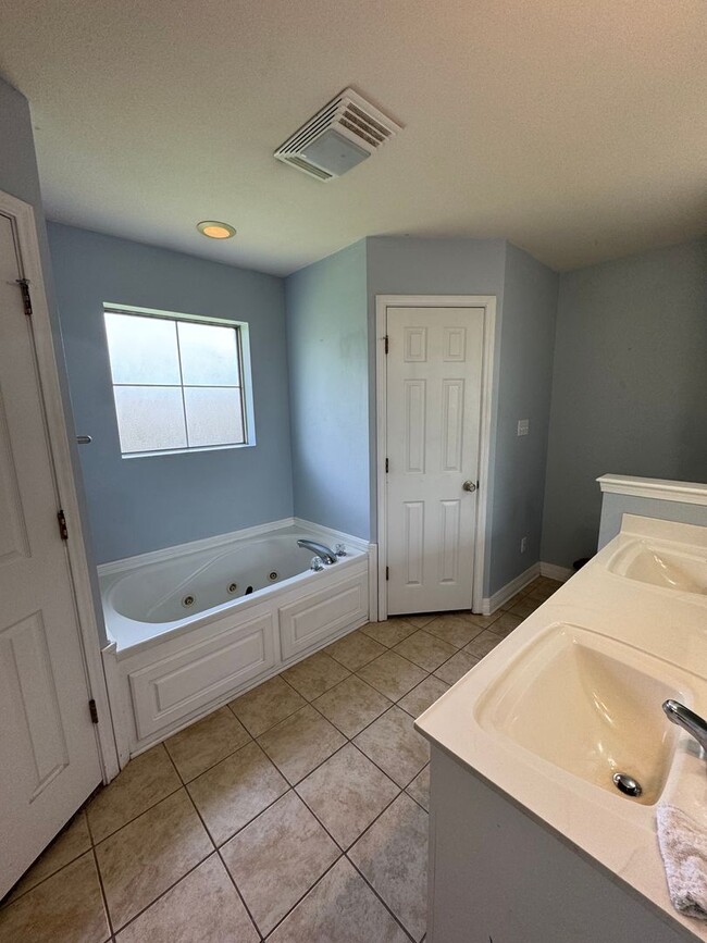 Building Photo - Gorgeous 3 Bedroom Home