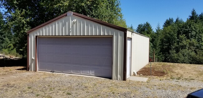 Building Photo - Nice home on large lot.