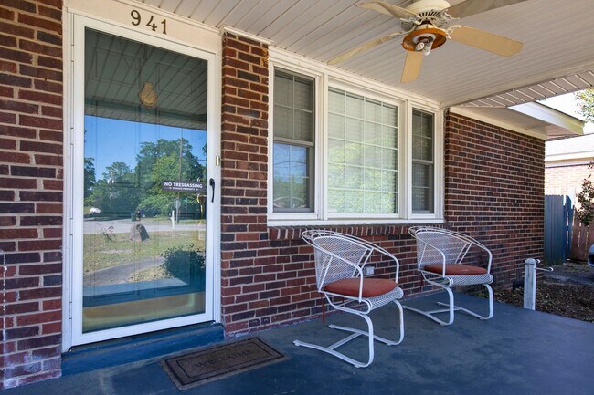 Building Photo - Beautiful rental full of character and charm located in The Avenues of Cayce! Close to USC!
