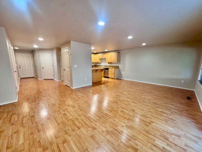 Building Photo - EZ living, Private Townhome setting Central Vancouver