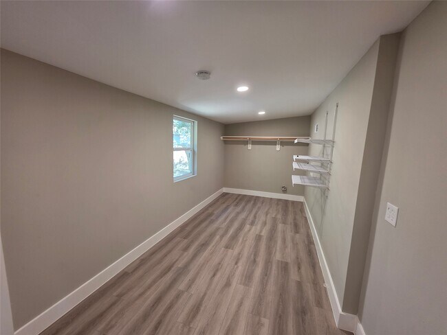 Building Photo - 10731 Hillside Dr