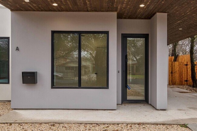 Building Photo - 1704 Kinney Ave