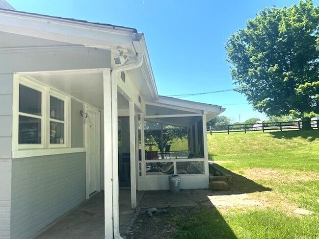 Building Photo - Country Living in Fayette County           20260515