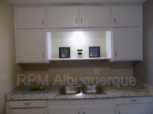Building Photo - 560 Estancia Dr NW
