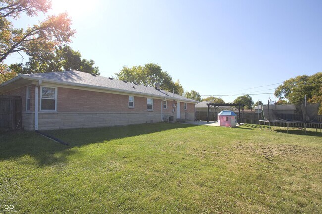 Building Photo - 150 E Beechwood Ln