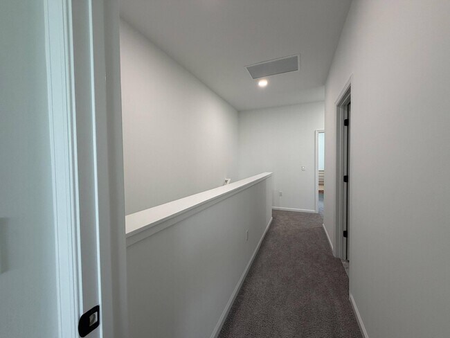 Building Photo - 4402 Longwood Lake Sq