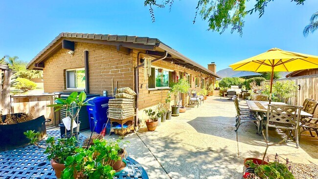 Building Photo - Beautifully Appointed & Fully Furnished, S...