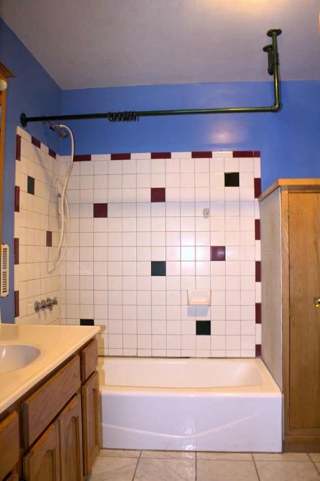 Building Photo - "Charming 2-Bed Retreat with Hardwood Elegance in Scenic Marshall, NC"