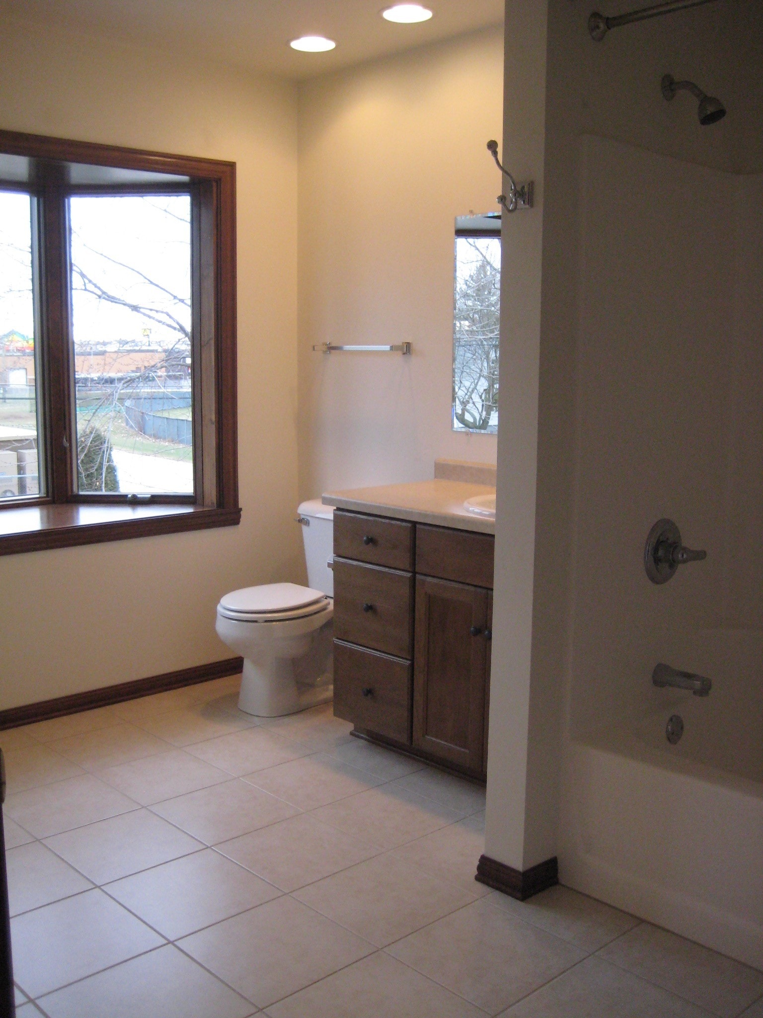 Full Bath - 932 Cedar St