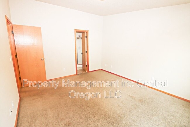 Building Photo - 3041 NE Canoe Ct