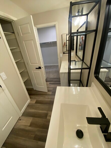 Towel closet - 2989 Holborn Cir