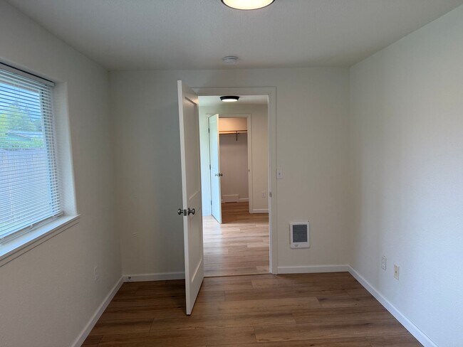 Building Photo - Updated 3 bedroom 1 bath duplex in Junction City!