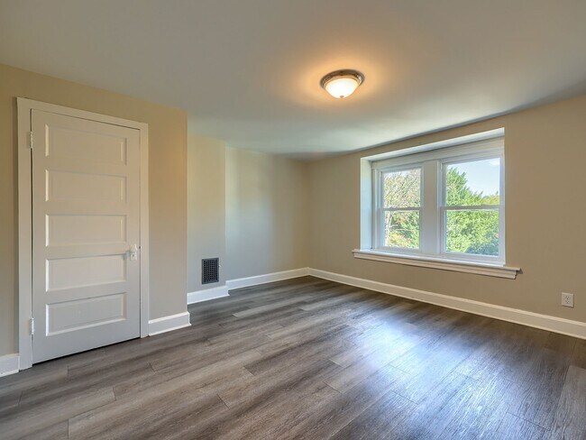 Building Photo - 4 Bedroom Home