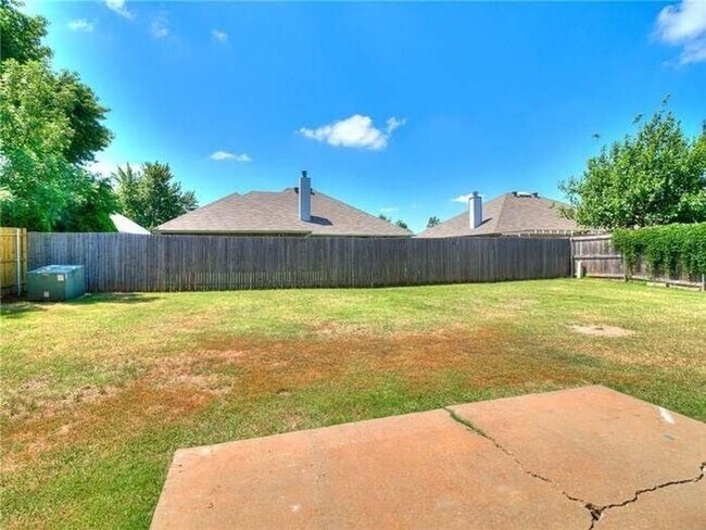 Building Photo - Spacious 4 Bedroom Home - Edmond Schools -...