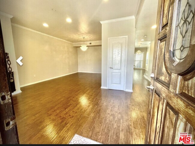 Building Photo - 909 S Gramercy Pl