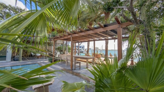 Building Photo - 2440 N Shore Terrace