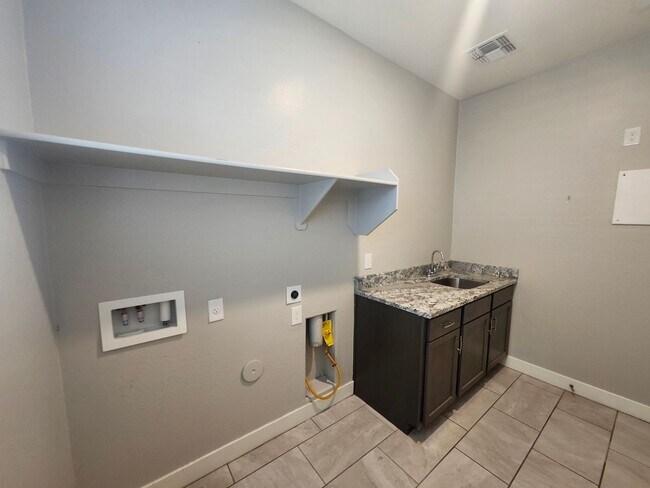 Building Photo - Single Family Home-  5 bedrooms 3 Baths