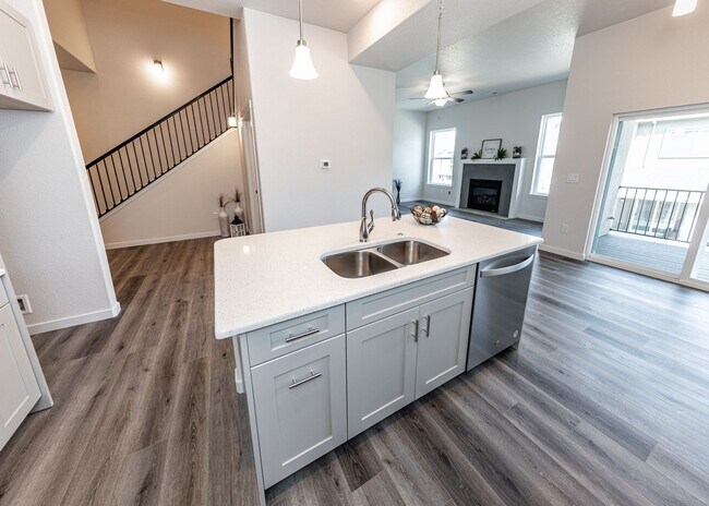 Building Photo - End Unit 3 BedTownhome in Mountain Shadows