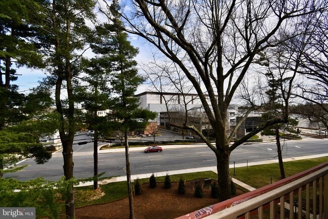 Building Photo - 10320 Westlake Dr
