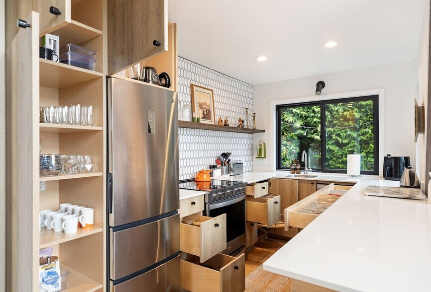 Building Photo - 3711 S Shorewood Ave