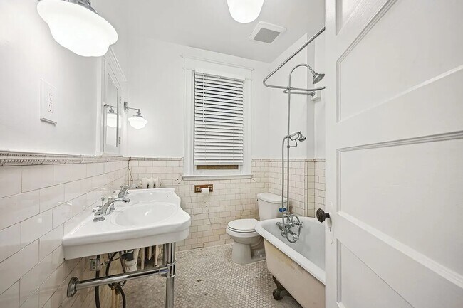 Building Photo - 310 Taylor St NW