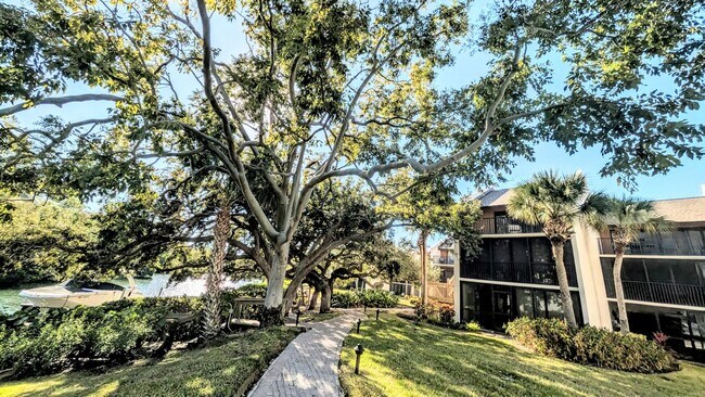 Building Photo - 2 BED 1 BATH CONDO ON SIESTA KEY **ALL UTILITIES/WIFI INCLUDED**