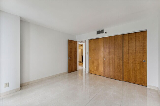 Building Photo - 2025 Brickell Ave