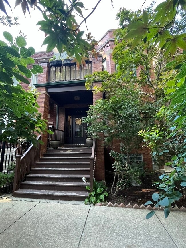 Primary Photo - 1432 W Edgewater Ave