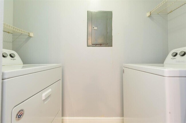 Building Photo - 10024 Strafford Oak Ct