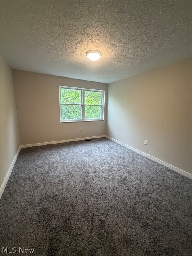Building Photo - 9409 Manor Ave