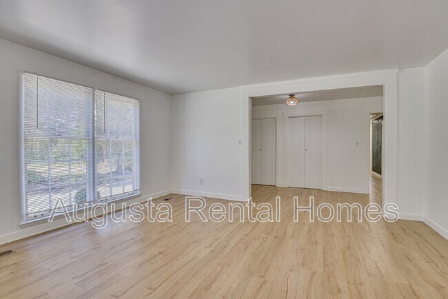 Building Photo - 3137 Edinburgh Dr