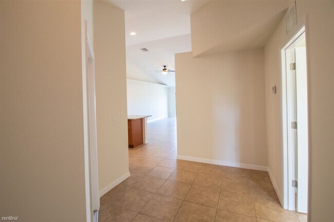 Building Photo - 3 br, 2 bath Duplex - 4623 Skyline Bouleva...