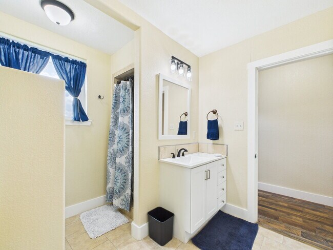 Building Photo - Move-in Ready 3/2
