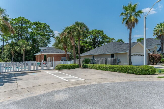 Building Photo - Spacious Home in Navarre!