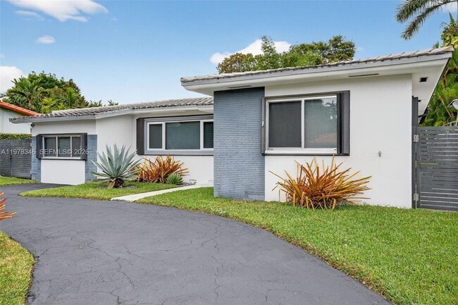 Building Photo - 425 NE 114th St